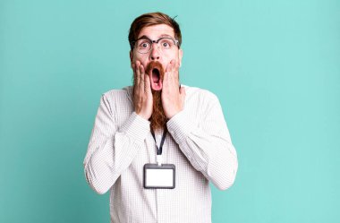 Uzun sakallı adam şok olmuş ve korkmuş hissediyor. VIP rozet akreditasyon kavramı