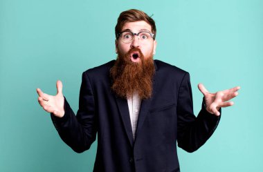 Uzun sakallı adam inanılmaz bir sürprizle şaşkına döndü ve hayrete düştü. iş kavramı