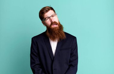 Uzun sakallı adam şaşkın ve şaşkın hissediyor. iş kavramı