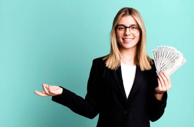 Genç, güzel bir kadın kendini mutlu hissediyor. Bir çözüm ya da fikir bulduğuna şaşırıyor. iş ve para kavramı