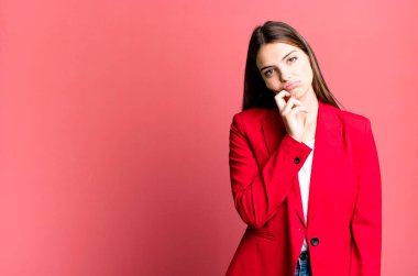 Genç ve güzel bir kadın sıkıcı, bıkkın ve uykulu hissediyor. İş kadını kavramı