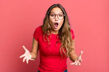 Genç ve güzel bir kadın ağzı açık ve şaşırmış, şok olmuş ve hayrete düşmüş inanılmaz bir sürprizle