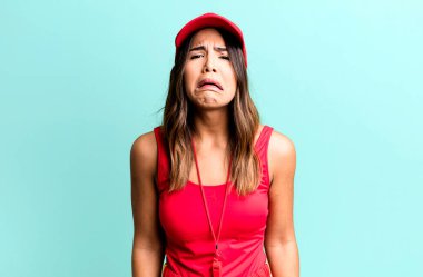 İspanyol güzel kadın üzgün ve sızlanıyor mutsuz bir bakışla ve ağlayan spor koçu konseptiyle