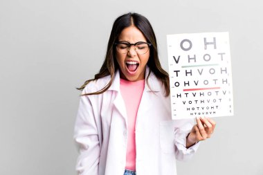 İspanyol güzel kadın agresif bir şekilde bağırıyor, çok kızgın görünüyor. optometri kavramı