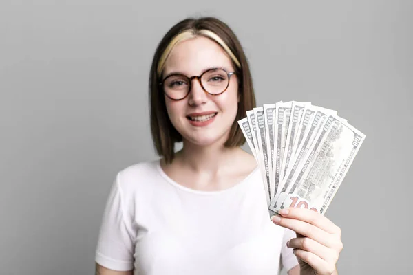 Μια Νεαρή Όμορφη Γυναίκα Λογαριασμούς Έννοια Του Χρήματος — Φωτογραφία Αρχείου