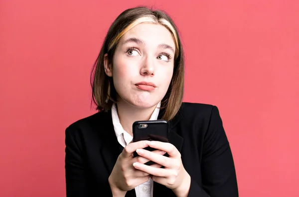 Ung Söt Affärskvinna Med Hjälp Sin Smartphone — Stockfoto
