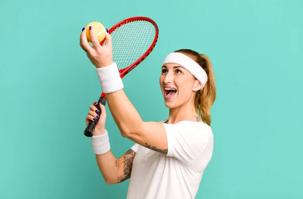 若い可愛い女だ テニスのコンセプト — ストック写真