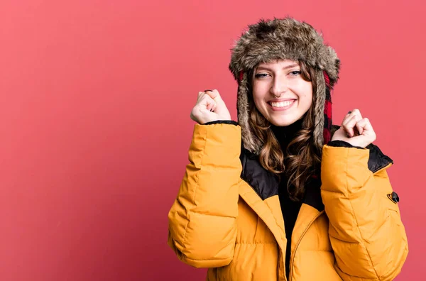 アナークと帽子をかぶった白人の金髪の女性 冬と寒さの概念 — ストック写真