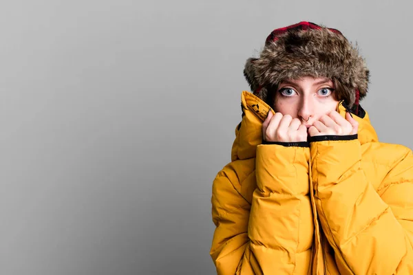 Kafkasyalı Sarışın Kadın Anorak Şapka Takıyor Kış Soğuk Konsept — Stok fotoğraf