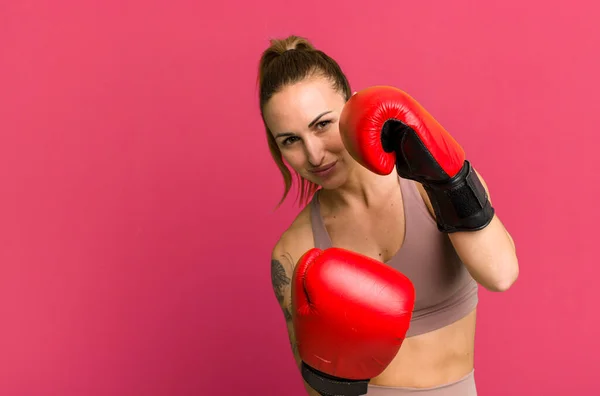 Ung Vacker Kvinna Boxning Och Fitness Koncept — Stockfoto