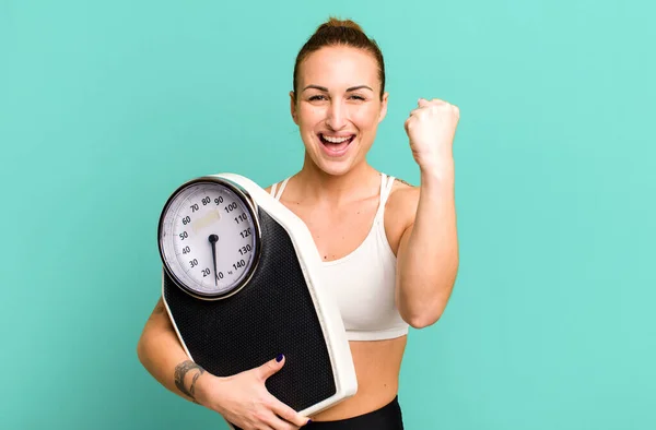 Jonge Mooie Vrouw Met Een Weegschaal Dieet Fitness Concept — Stockfoto