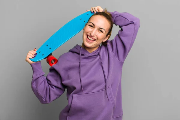 Jovem Mulher Bonita Com Skate Board — Fotografia de Stock