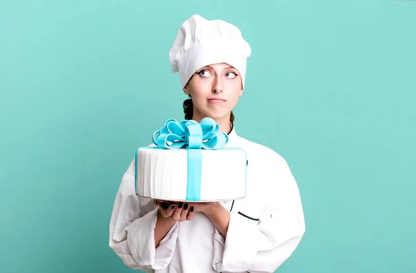 Caucasica Bella Donna Bionda Concetto Chef Con Una Torta — Foto Stock