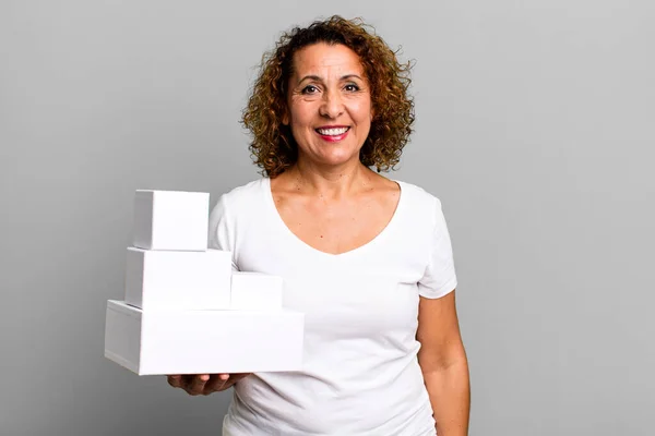 中年の女性は幸せそうで驚きます 空白の白い箱の包装 — ストック写真
