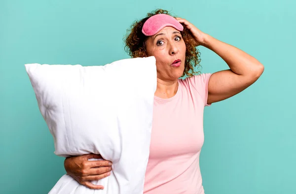 Pretty Middle Age Woman Looking Happy Astonished Surprised Wearing Pajamas — Stock Photo, Image
