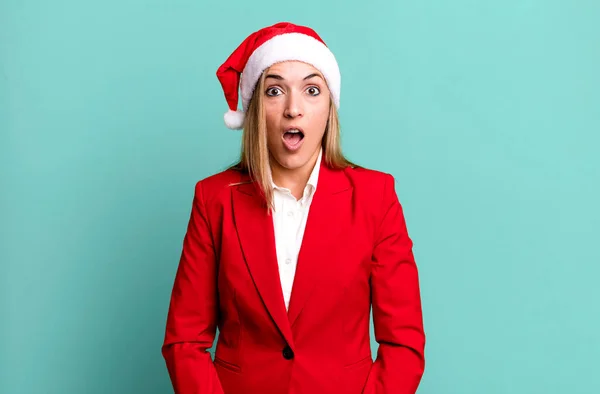 Hübsche Blonde Frau Die Sehr Schockiert Oder Überrascht Aussieht Weihnachts — Stockfoto