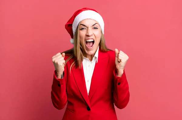 Pretty Blonde Woman Shouting Aggressively Angry Expression Christmas Santa Hat — Stock Photo, Image