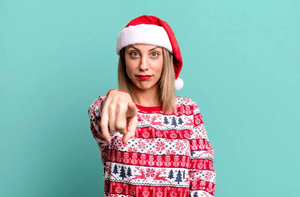 Mujer Rubia Bonita Apuntando Cámara Elegirte Concepto Navidad Sombrero Santa —  Fotos de Stock