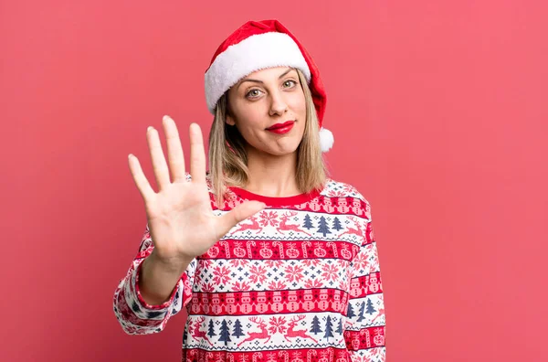 Bella Donna Bionda Sorridente Amichevole Mostrando Numero Cinque Natale Babbo — Foto Stock