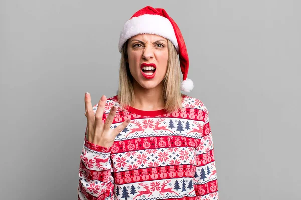 Όμορφη Ξανθιά Γυναίκα Που Δείχνει Θυμωμένη Ενοχλημένη Και Απογοητευμένη Χριστούγεννα — Φωτογραφία Αρχείου
