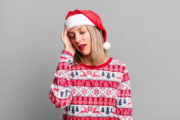 漂亮的金发女人在厌倦了之后感到厌烦 沮丧和困倦 圣诞和圣诞礼帽的概念 — 图库照片