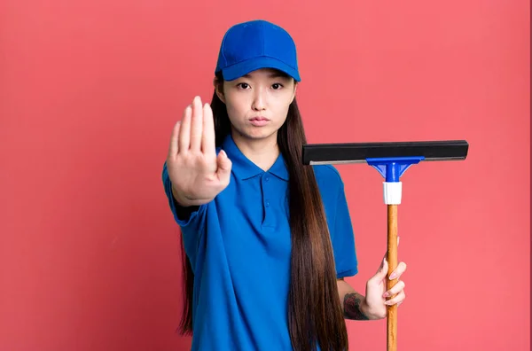 Mooie Aziatische Vrouw Die Serieus Uitziet Een Open Handpalm Laat — Stockfoto