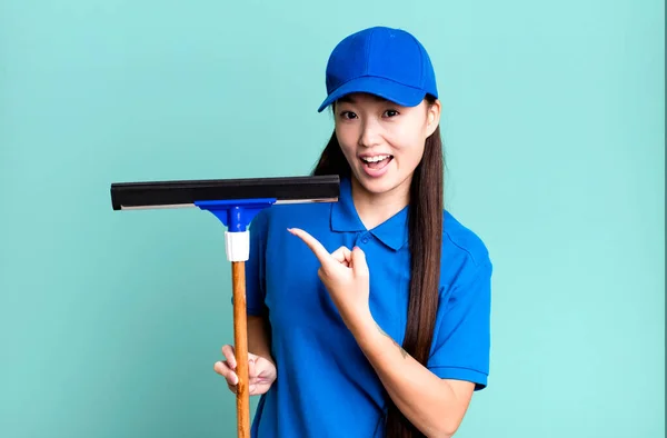 Pretty Asian Woman Looking Excited Surprised Pointing Side Windows Cleaning — Stock Photo, Image