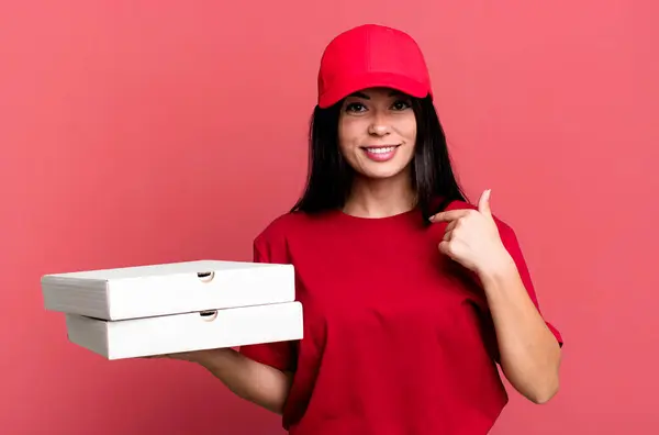 ヒスパニック系のかなりの女性が幸せと興奮して自分自身を指して感じている 配達ピザのコンセプト — ストック写真