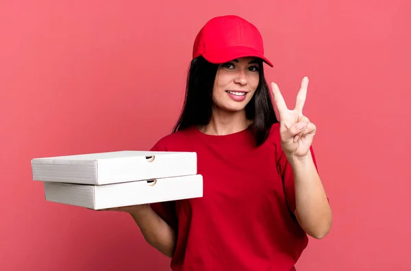 Spanyol Güzel Kadın Gülümsüyor Arkadaş Canlısı Görünüyor Ikinciyi Gösteriyor Pizza — Stok fotoğraf