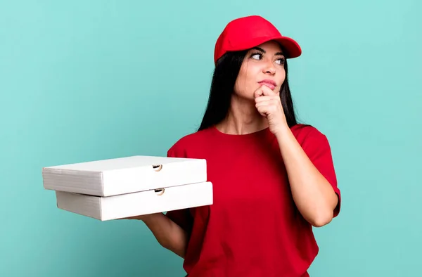 Hispanik Güzel Kadın Düşünüyor Kuşkulu Şaşkın Hissediyor Pizza Dağıtımı Kavramı — Stok fotoğraf