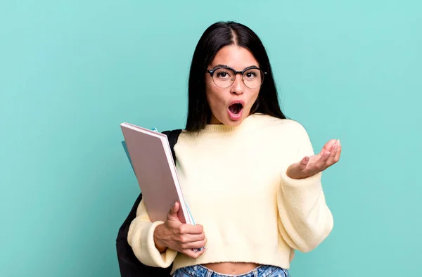 Hispanic Pretty Woman Amazed Shocked Astonished Unbelievable Surprise University Student — Stock Photo, Image