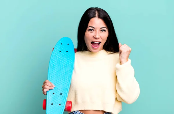 Ispanica Bella Donna Sentirsi Scioccato Ridendo Celebrando Successo Concetto Skate — Foto Stock