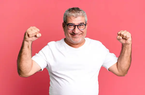 Orta Yaşlı Bir Adam Mutlu Şaşırmış Gururlanmış Hissediyor Bağırıyor Başarıyı — Stok fotoğraf