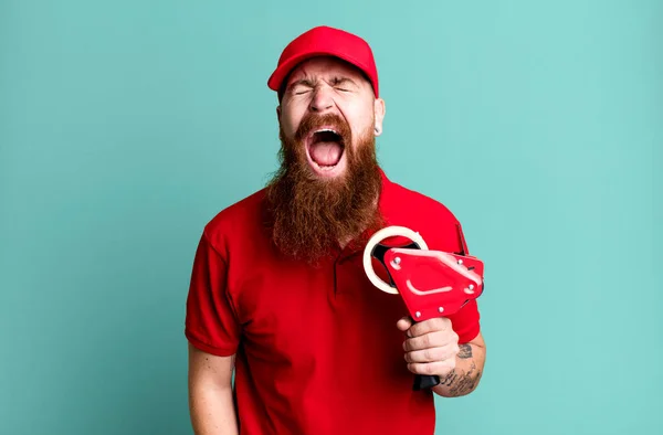 Homem Barba Longa Gritando Agressivamente Parecendo Muito Irritado Conceito Embalador — Fotografia de Stock