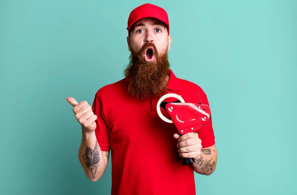 Homem Longo Barba Que Olha Espantado Descrença Conceito Embalador Transporte — Fotografia de Stock