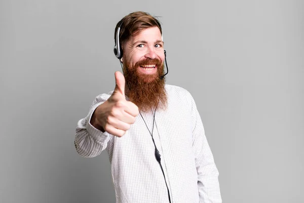 Длинный Бородатый Мужчина Гордится Положительно Улыбается Большими Пальцами Вверх Концепция — стоковое фото