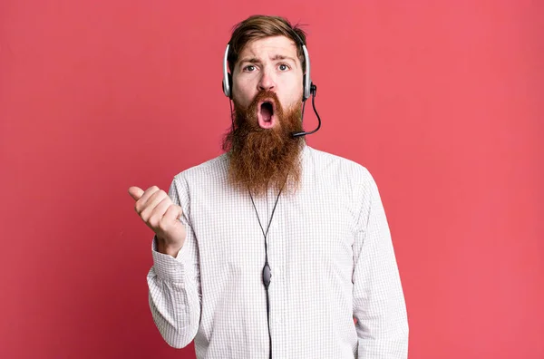 Длинный Бородатый Человек Выглядящий Изумленным Неверием Концепция Агента Телемаркетплейса — стоковое фото