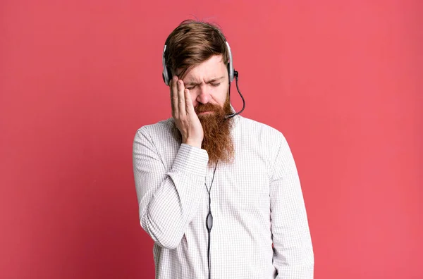 Homem Barba Longa Sentindo Entediado Frustrado Sonolento Depois Cansativo Conceito — Fotografia de Stock