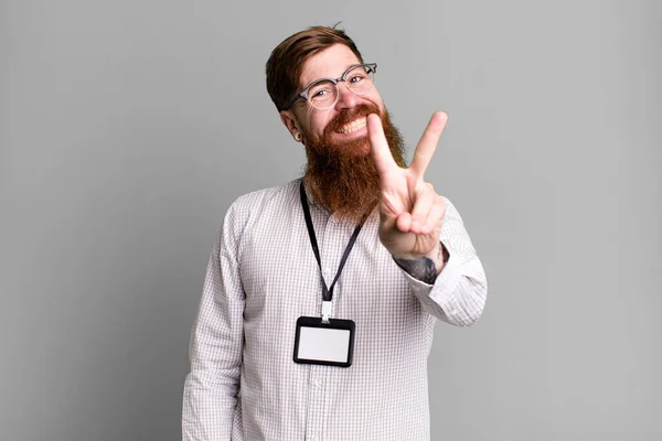 Длинный Бородатый Мужчина Улыбается Выглядит Счастливым Показывая Победу Мир Концепция — стоковое фото