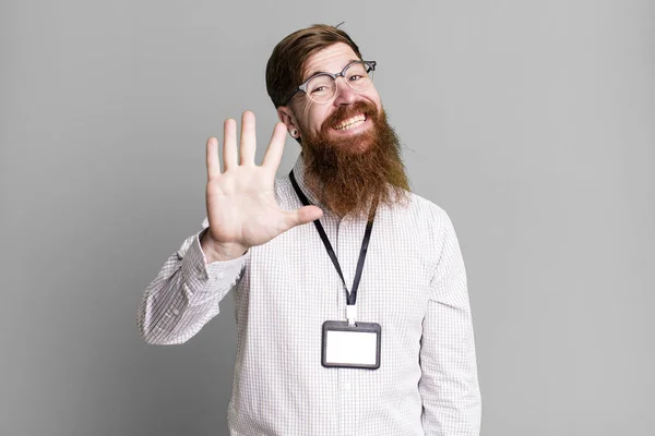 Hombre Barba Larga Sonriendo Felizmente Saludándote Con Mano Dándote Bienvenida —  Fotos de Stock