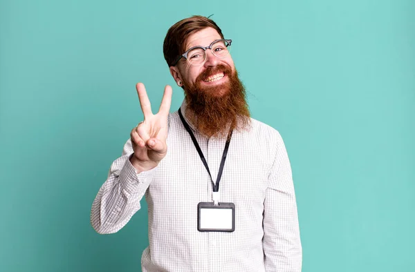 Uzun Sakallı Adam Gülümsüyor Iki Numarayı Gösteriyor Vip Rozet Akreditasyon — Stok fotoğraf