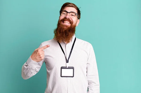 Довгий Бородатий Чоловік Виглядає Схвильованим Здивованим Вказуючи Сторону Концепція Акредитації — стокове фото