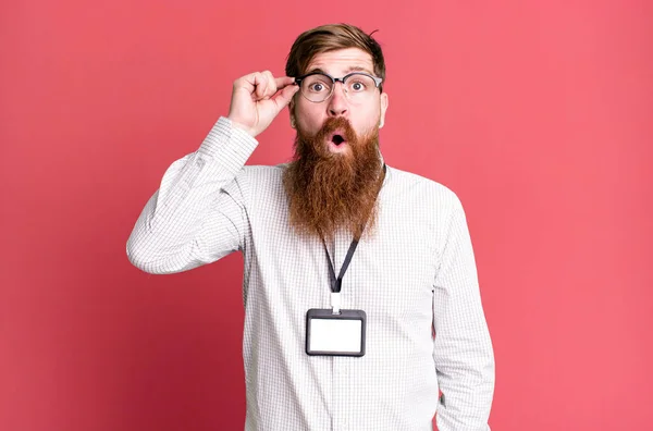 Длинный Бородатый Человек Выглядит Удивленным Осознавая Новую Мысль Идею Концепцию — стоковое фото