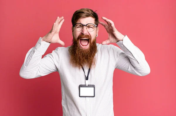 Homem Barba Comprida Gritar Com Mãos Conceito Acreditação Crachá Vip — Fotografia de Stock
