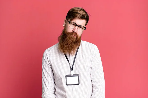 Barba Larga Hombre Sintiéndose Desconcertado Confundido Concepto Acreditación Vip Badge — Foto de Stock