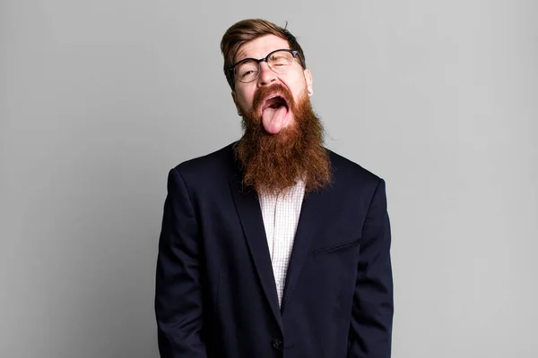 Длинный Бородатый Человек Веселым Бунтарским Отношением Шутит Высовывает Язык Бизнес — стоковое фото