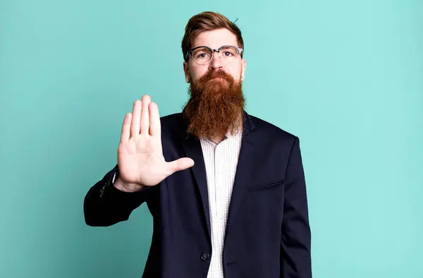 Hombre Barba Larga Que Parece Serio Mostrando Palma Abierta Haciendo — Foto de Stock