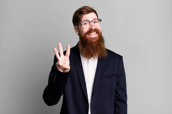 長い髭の男は笑顔で友好的に見える3番目を示している ビジネスコンセプト — ストック写真