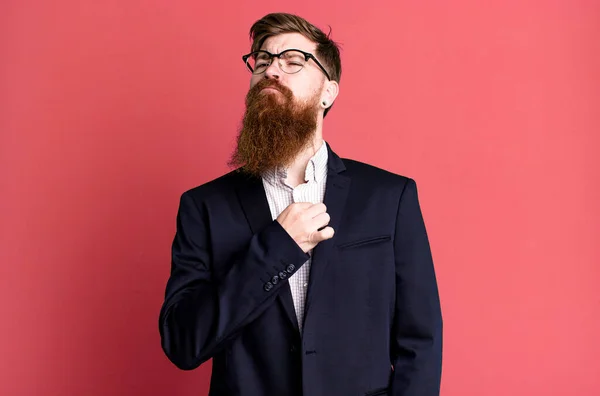 Homem Barba Longa Que Parece Arrogante Bem Sucedido Positivo Orgulhoso — Fotografia de Stock