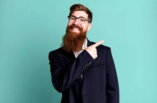 Longue Barbe Homme Regardant Excité Surpris Pointant Vers Côté Concept — Photo